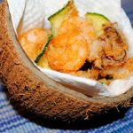 Fritto al cocco di gamberi, ciuffetti di calamaro e zucchine
