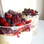 Bicchieri di chantilly e frutti di bosco
