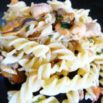 Insalata di pasta con pesce misto