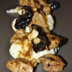 Maiale con prugne e mandorle
