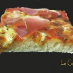 Pizza a taglio senza glutine con formaggi e speck