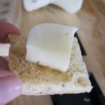 Crostini di focaccia con formaggio e mostarda di fichi
