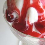 Gelato allo yogurt fiordilatte con sciroppo di fragoline