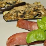 Scampi “vestiti” e barchette di melanzane
