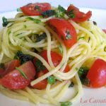 Spaghetti piccanti con erbe miste e pomodorini
