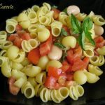 Insalata di lumache con fagioli, pomodori e basilico