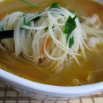 Zuppa di gamberetti e spaghetti cinesi