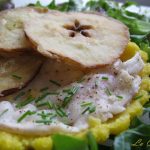 Crostatina di polenta con branzino e chips di mela