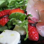 Insalata verde con feta, fragole e speck di Jamie Oliver