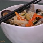 Noodles con verdurine e vongole veraci (versione per tutti e per celiaci)