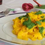 Tagliatelle allo zafferano con salsa agli spinaci (versione per tutti e per celiaci)