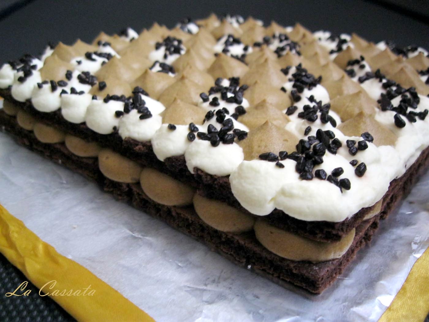 Torta al cacao con crema Nescafé, panna e chocaviar (per tutti e per celiaci) Torta al cacao con crema Nescafé, panna e chocaviar (per tutti e per celiaci)