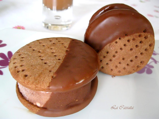 Biscotto gelato con semifreddo al cioccolato senza glutine - La Cassata Celiaca Biscotto gelato con semifreddo al cioccolato senza glutine - La Cassata Celiaca