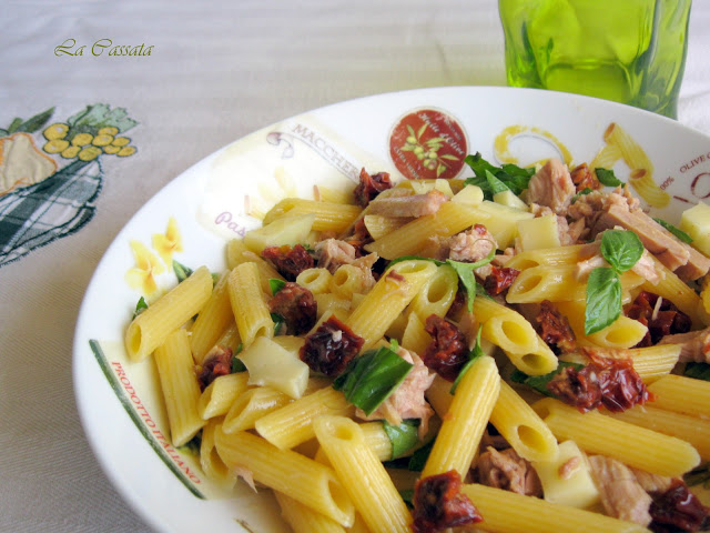 Insalata di pennette con scamorza, tonno e pomodori secchi - La Cassata Celiaca Insalata di pennette con scamorza, tonno e pomodori secchi - La Cassata Celiaca
