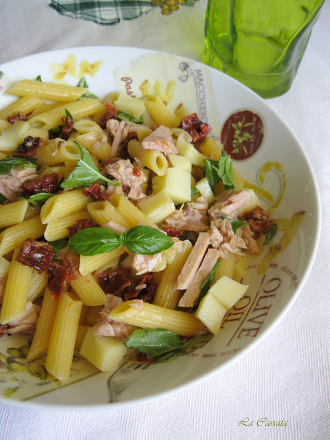 Insalata di pennette con scamorza, tonno e pomodori secchi - La Cassata Celiaca