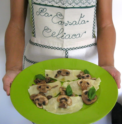 Ravioloni con ricotta e funghi senza glutine e con video ricetta - La Cassata Celiaca