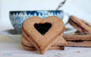 Biscuits épicés sans gluten avec confiture de fruits rouges