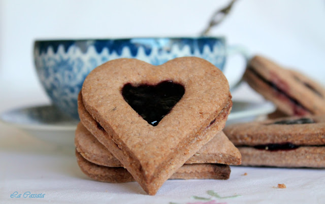 Biscotti speziati con confettura ai frutti di bosco senza glutine Biscotti speziati con confettura ai frutti di bosco senza glutine