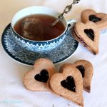 Biscotti speziati con confettura ai frutti di bosco senza glutine