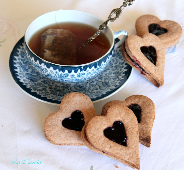 Biscotti speziati con confettura ai frutti di bosco senza glutine