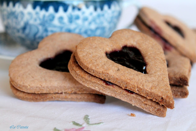 Biscotti speziati con confettura ai frutti di bosco senza glutine Biscotti speziati con confettura ai frutti di bosco senza glutine