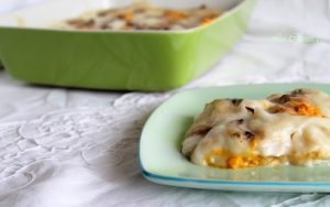 Lasagne di pane carasau con besciamella, funghi e salsa di zucca senza glutine Lasagne di pane carasau con besciamella, funghi e salsa di zucca senza glutine