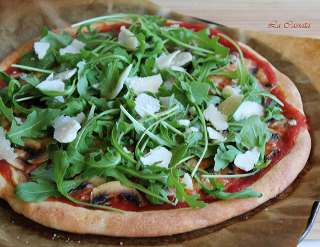 Pizza sans gluten avec champignons, roquette et écailles de parmesan - La Cassata Celiaca Pizza sans gluten avec champignons, roquette et écailles de parmesan - La Cassata Celiaca
