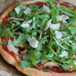 Pizza sans gluten avec champignons, roquette et écailles de parmesan - La Cassata Celiaca