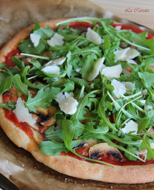 Pizza sans gluten avec champignons, roquette et écailles de parmesan - La Cassata Celiaca Pizza sans gluten avec champignons, roquette et écailles de parmesan - La Cassata Celiaca