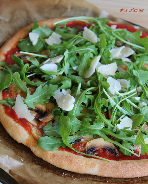 Pizza sans gluten avec champignons, roquette et écailles de parmesan - La Cassata Celiaca