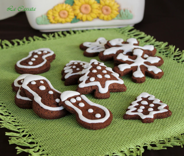 Biscuits sans gluten au cacao et mascarpone avec confiture de fraises 