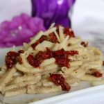 Caserecce con crema di melanzane, olive nere e pomodori secchi senza glutine