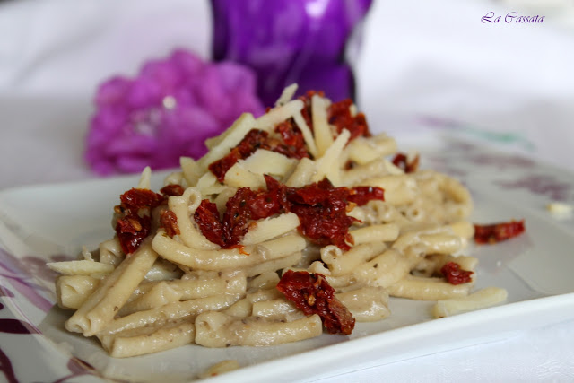 Caserecce con crema di melanzane, olive nere e pomodori secchi senza glutine Caserecce con crema di melanzane, olive nere e pomodori secchi senza glutine