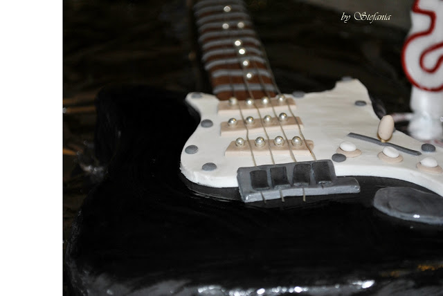Fender Stratocaster tutta da mangiare, torta decorata senza glutine e senza lattosio