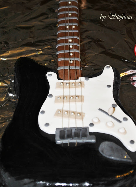 Fender Stratocaster tutta da mangiare, torta decorata senza glutine e senza lattosio