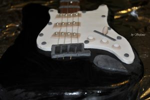 Fender Stratocaster tutta da mangiare, torta decorata senza glutine e senza lattosio
