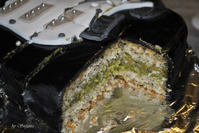 Fender Stratocaster tutta da mangiare, torta decorata senza glutine e senza lattosio