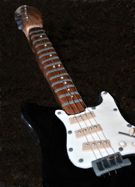 Fender Stratocaster, gâteau décoré sans gluten et sans lactose