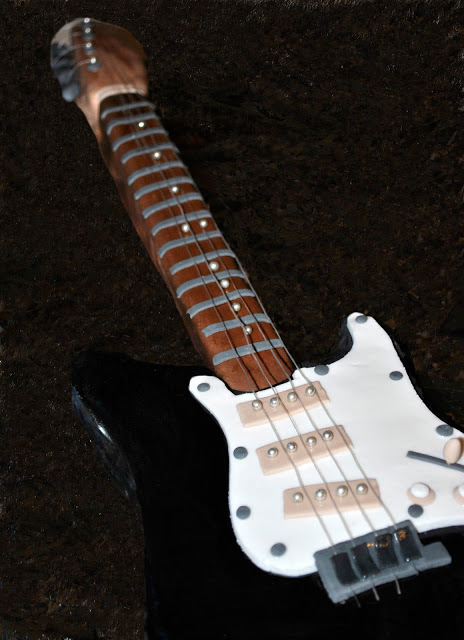 Fender Stratocaster tutta da mangiare, torta decorata senza glutine e senza lattosio