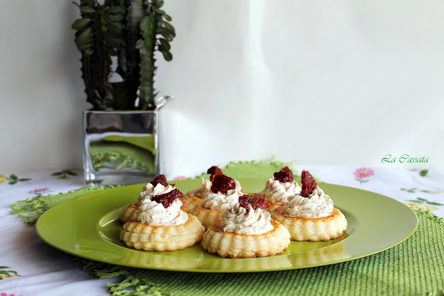 Vol-au-vent con formaggio cremoso, tonno e pomodori secchi senza glutine