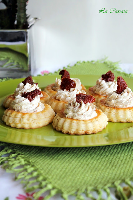 Vol-au-vent con formaggio cremoso, tonno e pomodori secchi senza glutine