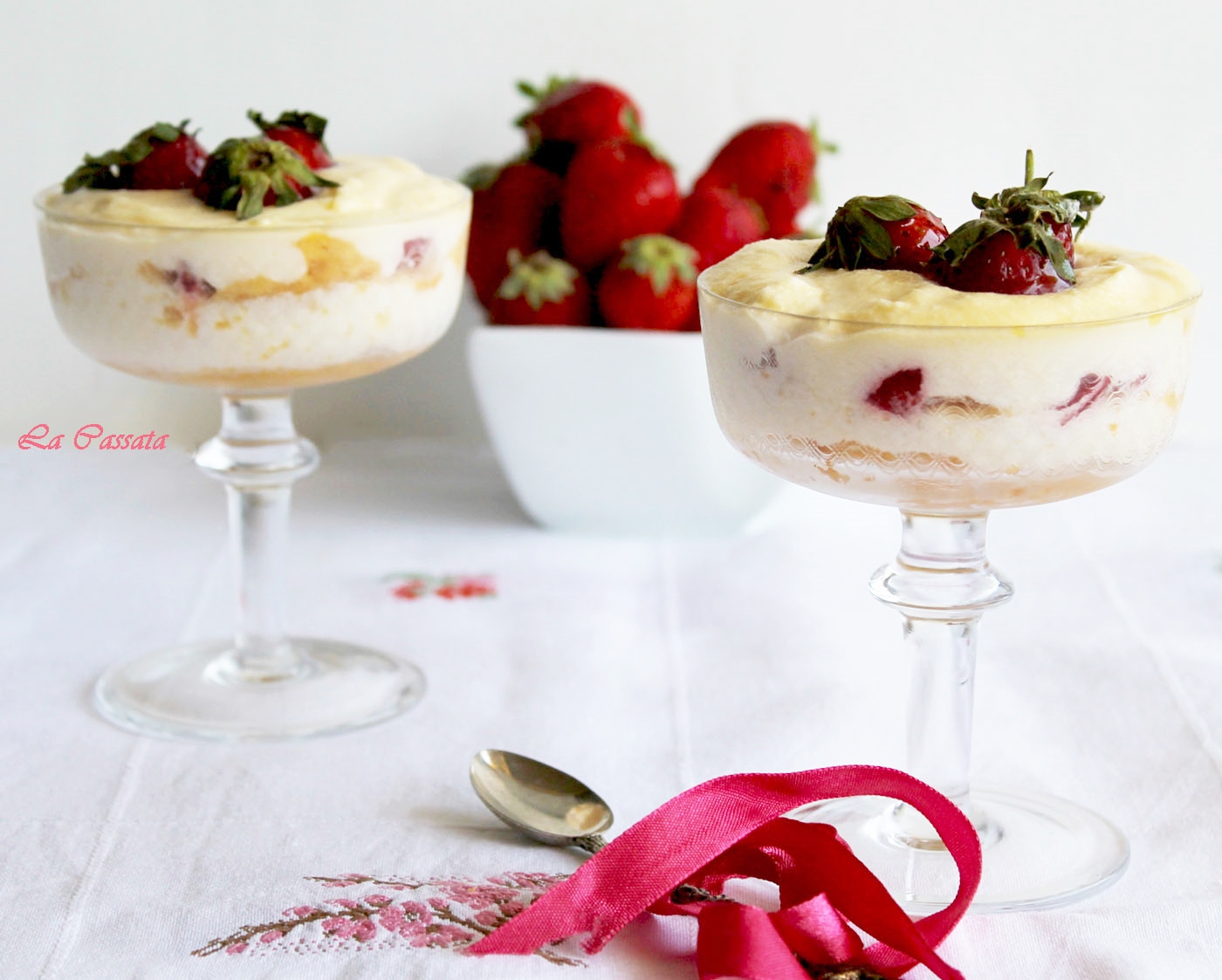 Coppette di tiramisù alle fragole - La Cassata Celiaca Coppette alle fragole - La Cassata Celiaca