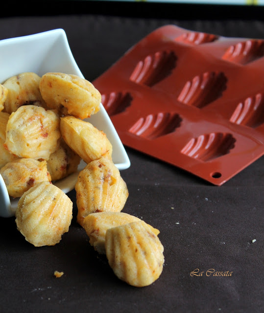 Madeleines salate con feta e pomodori secchi (senza glutine) - La Cassata Celiaca Madeleines salate con feta e pomodori secchi (senza glutine) - La Cassata Celiaca