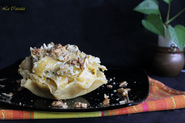 Pappardelle con asparagi e noci in cialda di Parmigiano - La Cassata Celiaca