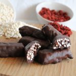 Barrette energetiche con cioccolato, riso soffiato e bacche di goji - La Cassata Celiaca