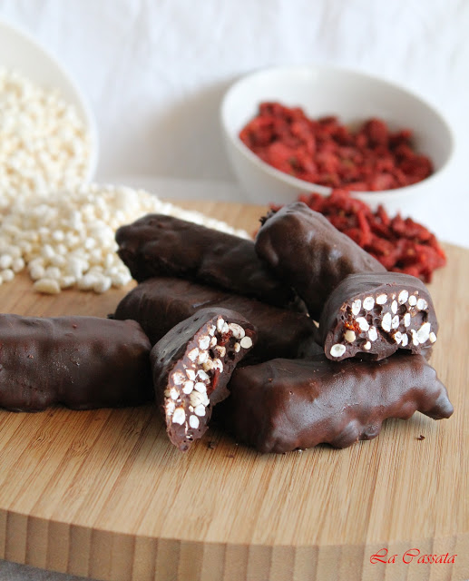 Barrette energetiche con cioccolato, riso soffiato e bacche di goji - La Cassata Celiaca