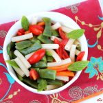 Salade de pâtes avec pois gourmands, carottes et tomates - La Cassata Celiaca