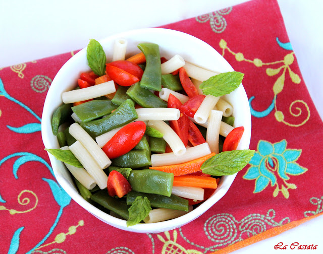 Salade de pâtes avec pois gourmands, carottes et tomates - La Cassata Celiaca