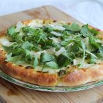 Pizza senza glutine con stracchino, pesto e rucola