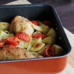 Teglia di pollo, patate e pomodori